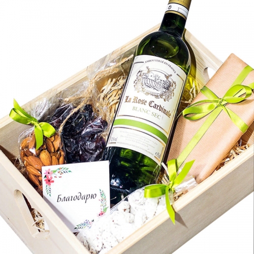 Деревянная коробка с вином и сладостями